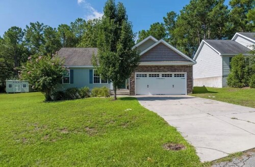 3-bedroom Coastal Retreat with Fire Pit + Boat Ramp Access