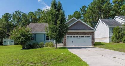 3-bedroom Coastal Retreat with Fire Pit + Boat Ramp Access