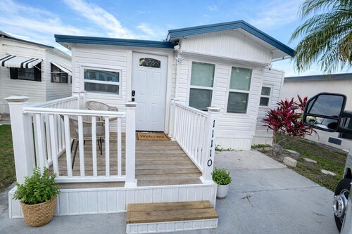The Blue Heron-Bright 2BR Coastal Retreat w/ Porch