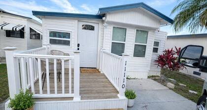 The Blue Heron-Bright 2BR Coastal Retreat w/ Porch
