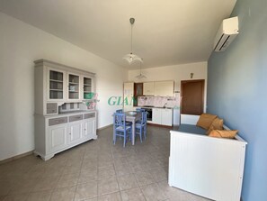 Interior - TWO-ROOM APARTMENT SLEEPS 4 IN THE LA PIANA AREA-Rif. Mazze (San Vincenzo)