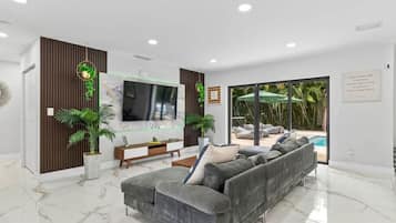 Villa Confort | Área de sala de estar | Smart TV de 55 pulgadas con canales digitales