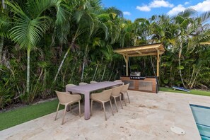 Outdoor dining - Heated Pool Villa in Miami by Glam Homes (North Miami Beach)