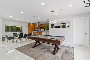 Games room - Heated Pool Villa in Miami by Glam Homes (North Miami Beach)