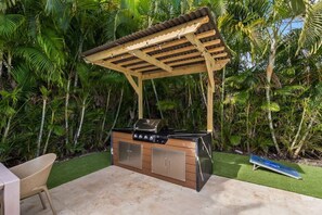 Property grounds - Heated Pool Villa in Miami by Glam Homes (North Miami Beach)