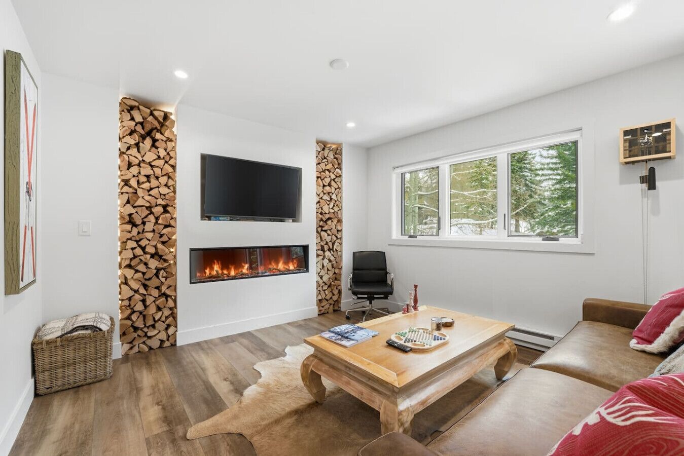 TV, fireplace