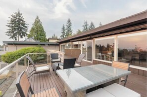 Outdoor dining - Beautiful home in the heart of Kirkland WA (Kirkland)