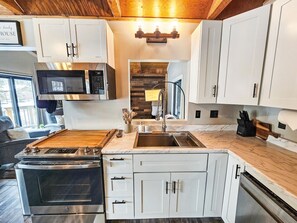 Private kitchen - Cabin by the lake with AC & trailer parking (Donnelly)
