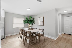 Nhà, nhiều giường (Orange Coast Getaway) | Khu ăn uống