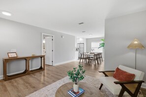 Casa, varias camas (Orange Coast Getaway) | Zona de estar