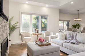 Living area - The Matchette Manor • Luxury • Hotub • Lasalle • Upper Level of the House (Windsor)