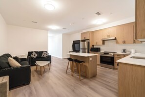 Interior - Unit 7 - Modern Fully Furnished 2 Bedroom Apartment (Toronto)