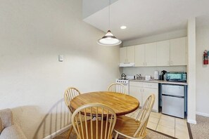Microwave, oven, stovetop, coffee/tea maker - Four Season Condo: seasonal pool, close to Sugarbush, golf & hiking (Warren)