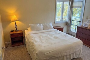 Room - Four Season Condo: seasonal pool, close to Sugarbush, golf & hiking (Warren)