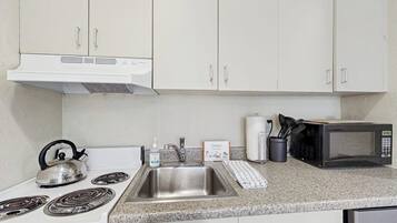 Four à micro-ondes, un four, surface de cuisson, cafetière-théière