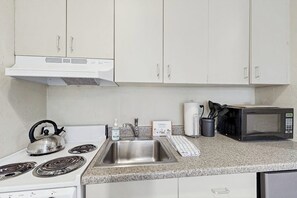 Micro-ondas, fogão, cooktop, cafeteira/chaleira
