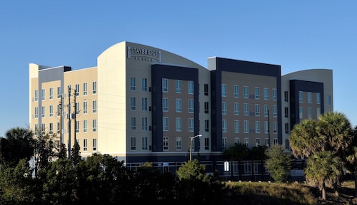 Equipped Downtown Suite | Free Breakfast + Pool + Gym Access