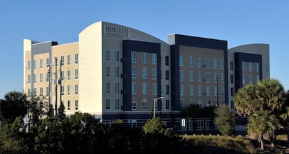 Equipped Downtown Suite | Free Breakfast + Pool + Gym Access