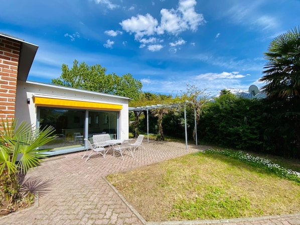 Outdoor dining - Vrbo Property (Lombardia)