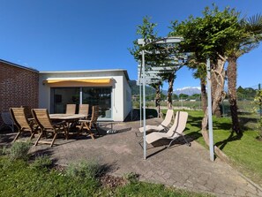 Outdoor dining - Detached vacation home with side lake view & only 60m from the beach (Gravedona ed Uniti)