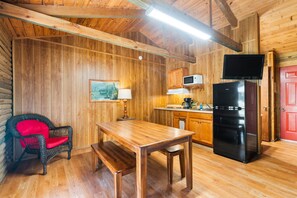 Phòng đôi Deluxe, quang cảnh hồ bơi | Khu ăn uống