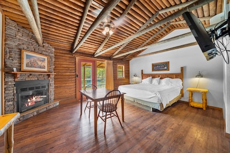 Deluxe Single Room, River View. Lucky Trout Lodge