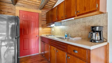 Quarto solteiro luxo, vista para o rio | Cozinha privada