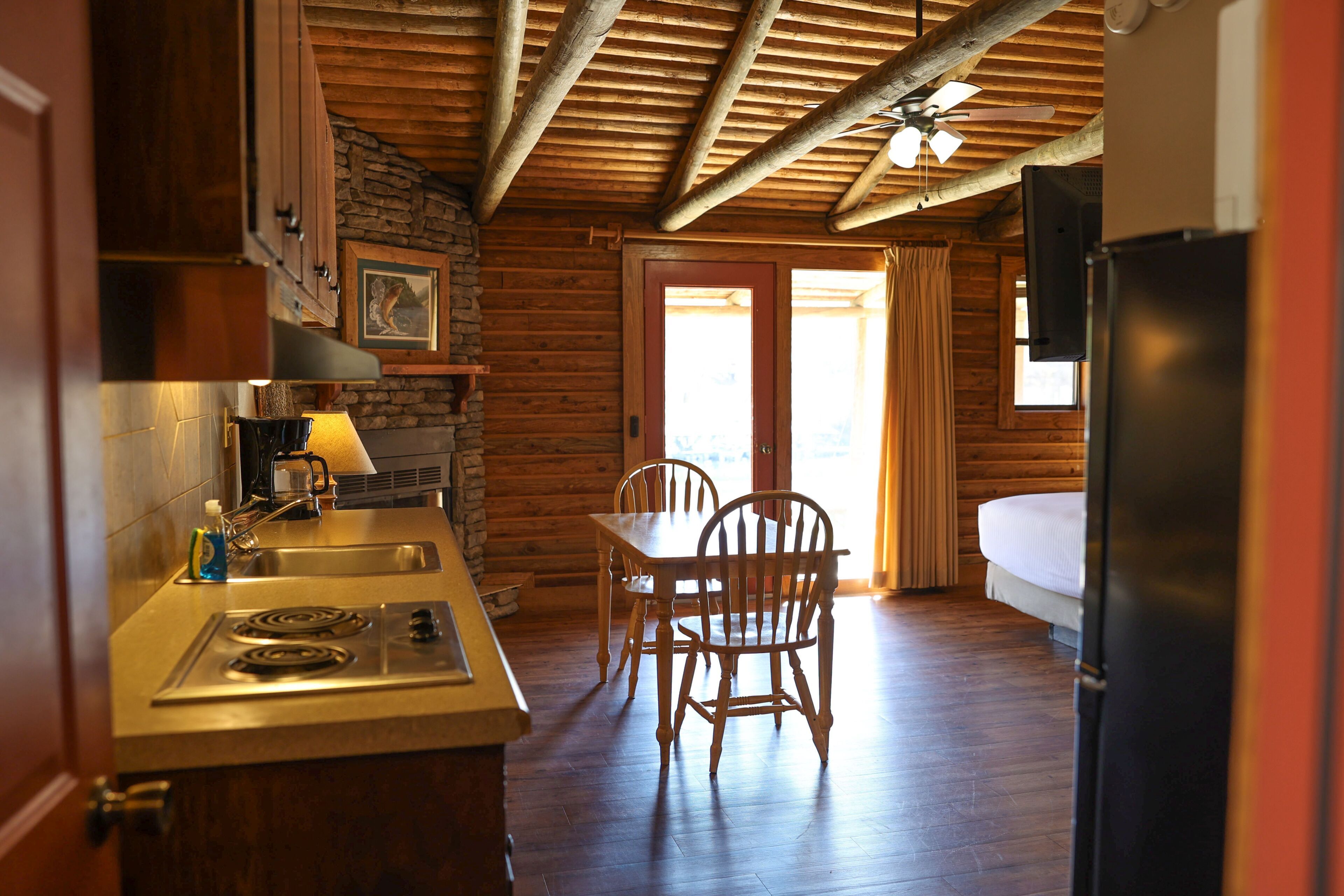 Quarto solteiro luxo, vista para o rio | Cozinha privada