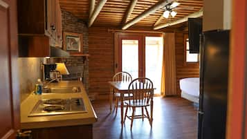 Quarto solteiro luxo, vista para o rio | Cozinha privada