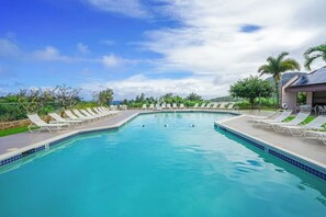 A heated pool - Charming condo with full kitchen, pool, grill & shuffleboard - close the beach! (Lihue)