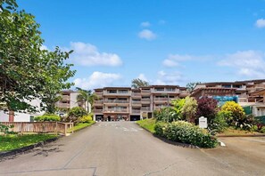 Exterior - Charming condo with full kitchen, pool, grill & shuffleboard - close the beach! (Lihue)