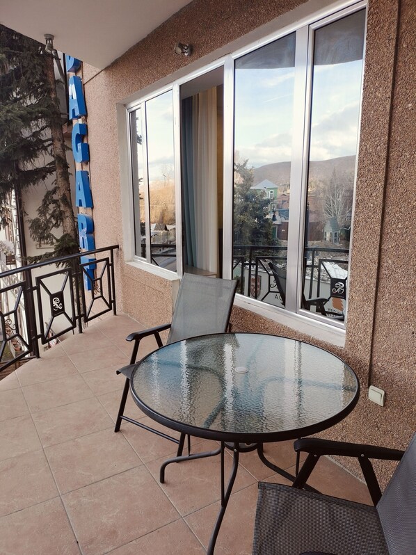 Outdoor dining - Bagart Hotel (Tsakhadzor)