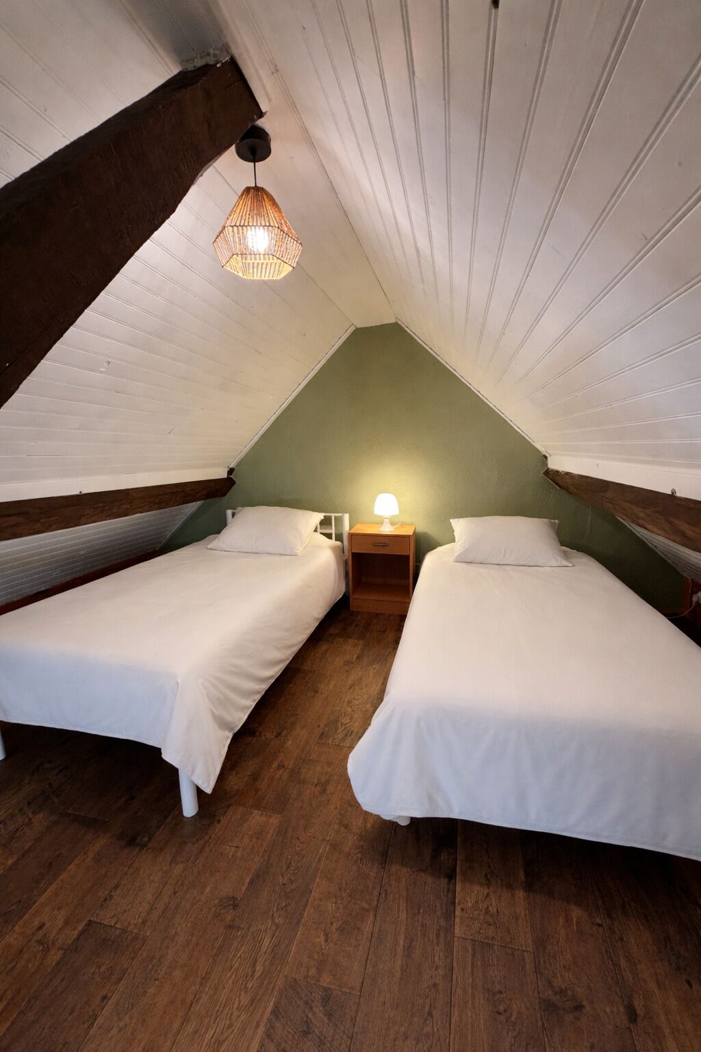 3 bedrooms, bed sheets
