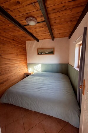 3 bedrooms, bed sheets