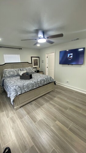 Relaxing home! Voted#1 for lifestyle and luxury stays. 3 bd w full Basketball ct