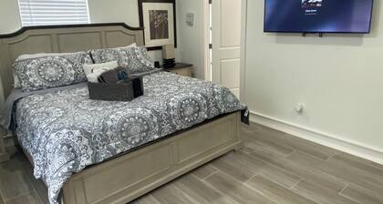 Relaxing home! Voted#1 for lifestyle and luxury stays. 3 bd w full Basketball ct