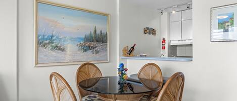 Appartement Deluxe, balcon, vue sur la piscine | Aire de séjour