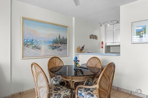 Apartemen Deluks, balkon, pemandangan kolam renang | Tempat makan