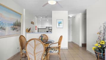 Deluxe appartement, balkon, uitzicht op zwembad | Woonruimte