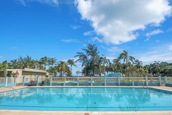 Apartemen Deluks, balkon, pemandangan kolam renang | Kolam renang