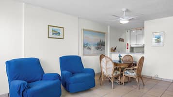 Deluxe-Apartment, Balkon, Poolblick | Innenbereich