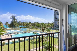 ดีลักซ์อพาร์ทเมนท์, ระเบียง, วิวสระว่ายน้ำ | วิวจากห้องพัก