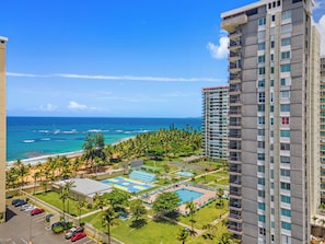 Apartemen Deluks, balkon, pemandangan kolam renang | Eksterior