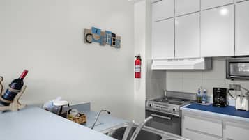 Deluxe-Apartment, Balkon, Poolblick | Eigene Küche