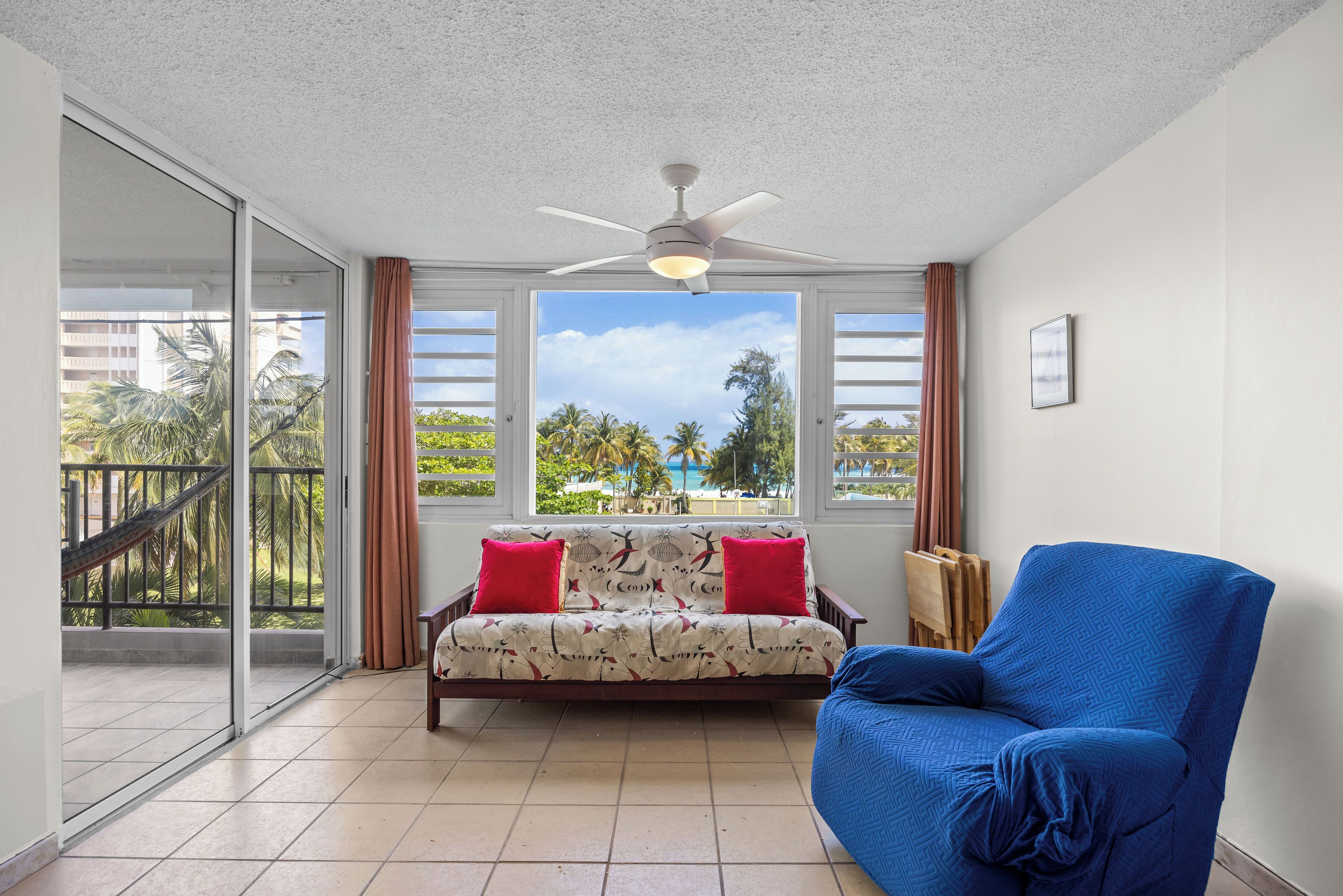 Deluxe-Apartment, Balkon, Poolblick | Wohnbereich