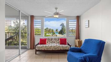 Deluxe-Apartment, Balkon, Poolblick | Wohnbereich