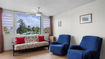 Deluxe-Apartment, Balkon, Poolblick | Wohnbereich