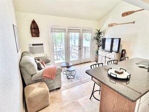 Living area - 5-Star Lakefront Condo with Loft in Hot Springs, Arkansas! (Hot Springs)