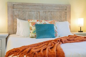 2 bedrooms, iron/ironing board, Internet, bed sheets - 5-Star Lakefront Condo with Loft in Hot Springs, Arkansas! (Hot Springs)