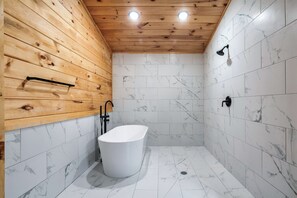 Shower, hair dryer, towels, soap - 4 Bed Cabin great for multi generational families - Heated Indoor Pool & Games (Sevierville)